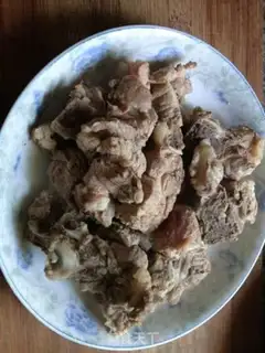 Make Tea tree mushroom dragon bone soup step 1