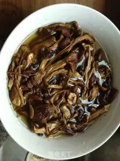 Make Tea tree mushroom dragon bone soup step 2