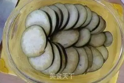 Make Baked eggplant in tomato sauce step 1