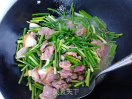Make stir-fried bacon slices with garlic sprouts step 6