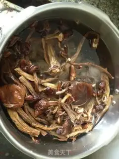 Make Tea tree mushroom dragon bone soup step 3