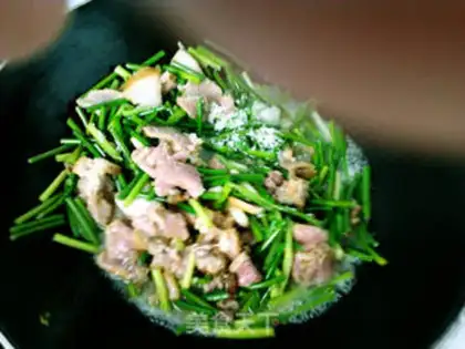 Make stir-fried bacon slices with garlic sprouts step 7