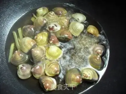 Make Steamed eggs with clams step 1