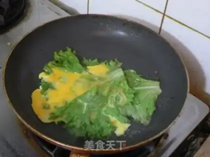 Make Eggs with lettuce step 3