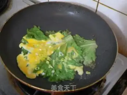 Make Eggs with lettuce step 4