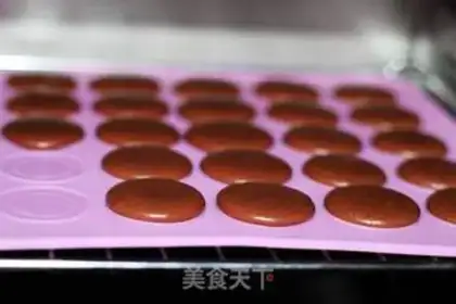 Make Chocolate macaron step 5