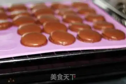 Make Chocolate macaron step 6