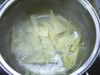 Make stir-fried pork with spring bamboo shoots and cucumber step 0