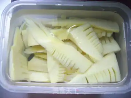 Make stir-fried pork with spring bamboo shoots and cucumber step 1