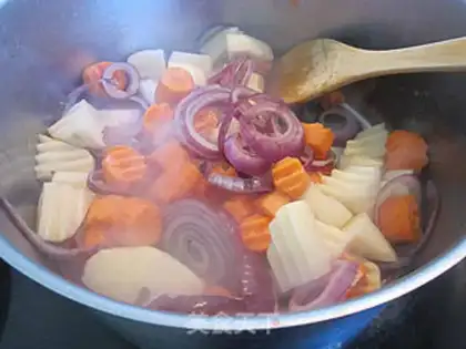 Make Rosemary mixed vegetables and sheep bone soup step 4