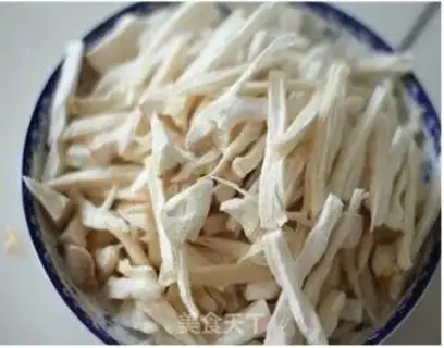 Make stir-fried veggie shredded apricot mushroom step 1