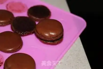 Make Chocolate macaron step 8