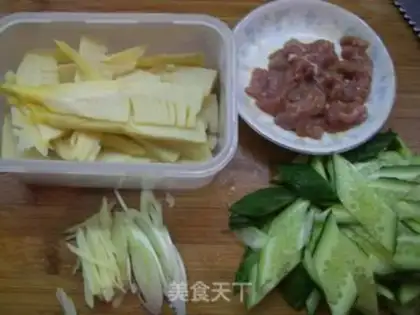 Make stir-fried pork with spring bamboo shoots and cucumber step 2
