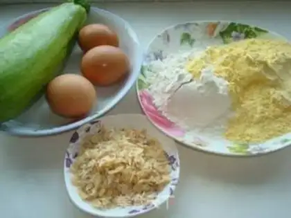 Make Zucchini steamed dumplings with corn flour step 0