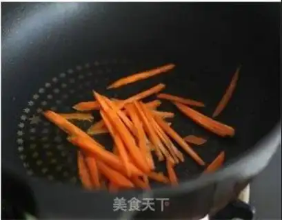 Make stir-fried veggie shredded apricot mushroom step 2