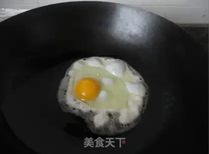 Make fried eggs step 1