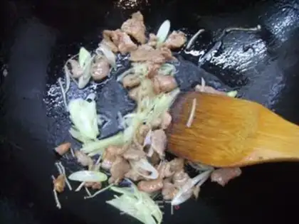 Make stir-fried pork with spring bamboo shoots and cucumber step 3