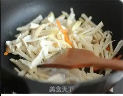 Make stir-fried veggie shredded apricot mushroom step 3