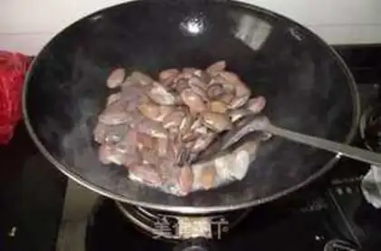 Make stir-fried snails with perilla and false beans step 2