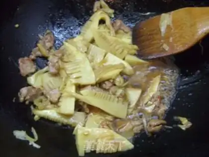 Make stir-fried pork with spring bamboo shoots and cucumber step 4