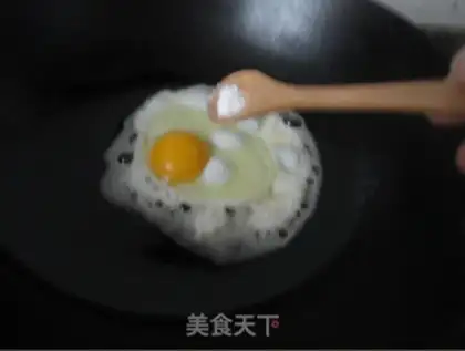 Make fried eggs step 2