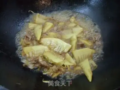 Make stir-fried pork with spring bamboo shoots and cucumber step 5