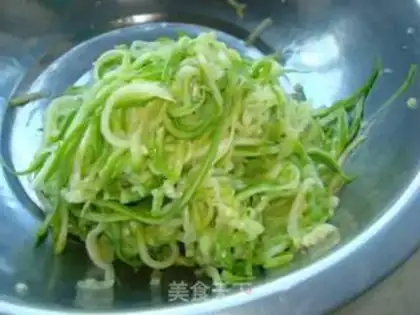 Make Zucchini steamed dumplings with corn flour step 4