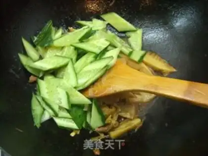 Make stir-fried pork with spring bamboo shoots and cucumber step 6