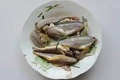 Make Small yellow croaker with pepper and salt step 1