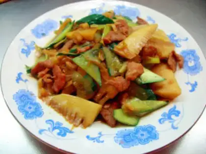 Make stir-fried pork with spring bamboo shoots and cucumber step 7