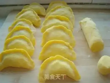 Make Zucchini steamed dumplings with corn flour step 7