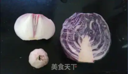 Make stir-fried sausage with purple cabbage and onion step 0
