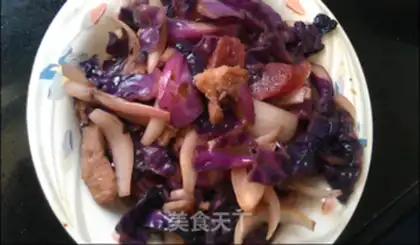 Make stir-fried sausage with purple cabbage and onion step 2