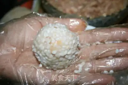 Make Sauce glutinous rice lion head step 6