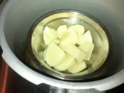 Make milk-flavored potato meatballs step 2