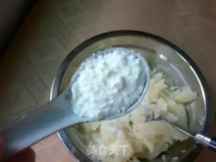 Make milk-flavored potato meatballs step 5