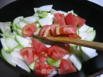 Make stir-fried gourd with tomato step 4