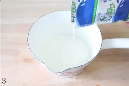 Make strawberry mousse cake step 2