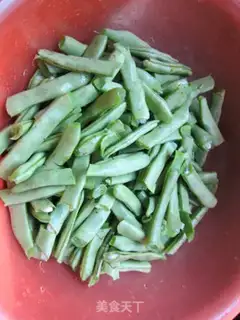Make Dry stir-fried green beans step 0