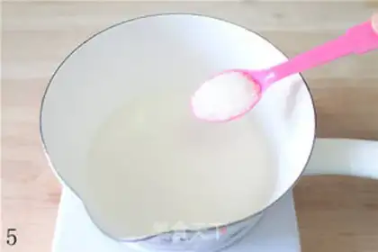 Make strawberry mousse cake step 4