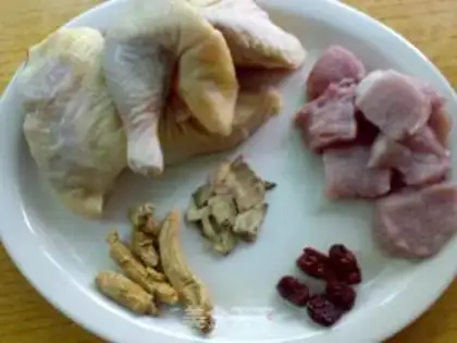 Make American ginseng and Tianqi stewed chicken soup step 0