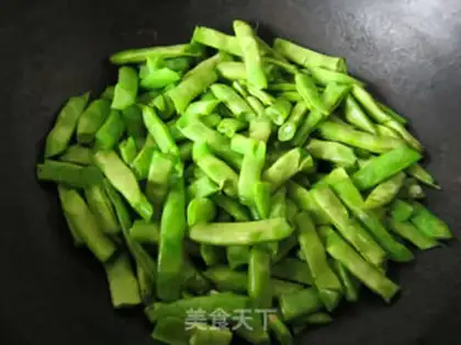 Make Dry stir-fried green beans step 2