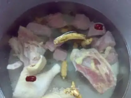 Make American ginseng and Tianqi stewed chicken soup step 1