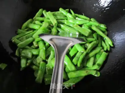 Make Dry stir-fried green beans step 4