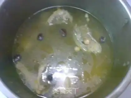 Make American ginseng and Tianqi stewed chicken soup step 2