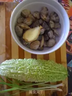 Make Boiled bitter gourd with clams step 0