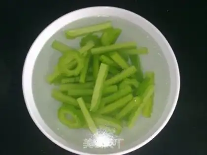 Make Laoganma mixed with bitter gourd step 3