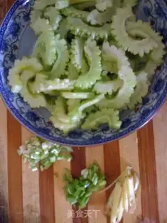 Make Boiled bitter gourd with clams step 1