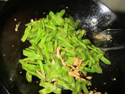 Make Dry stir-fried green beans step 8