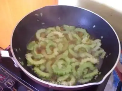 Make Boiled bitter gourd with clams step 3